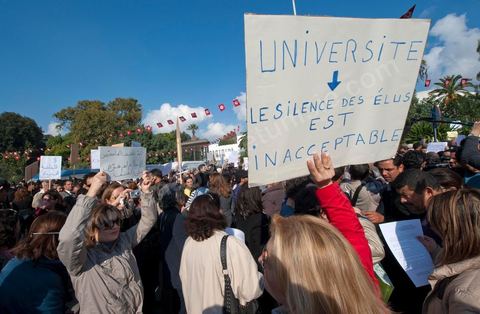 1er décembre 2011 : manifestations et sitin au Bardo en face de l'assemblée nationale. La nuit précedente un petit groupe d'une centaine de personnes comprenant à la fois des militants de Doustourna (pour lutte contre la centralisation des pouvoirs) et des jeunes de Gafsa (rejet du concours de la SPG et lutte contre le chômage) ont installé leurs tentes le long des grilles du parlement. La journée vit le rassemblement de plusieurs milliers de manifestants sur des thèmes et des slogans des plus variés. Défense de la démocratie et de la constitution, défense de l'université et refus du niqab, revendications des communistes du POCT ...