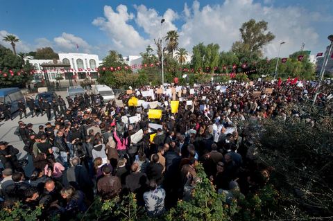 1er décembre 2011 : manifestations et sitin au Bardo en face de l'assemblée nationale. La nuit précedente un petit groupe d'une centaine de personnes comprenant à la fois des militants de Doustourna (pour lutte contre la centralisation des pouvoirs) et des jeunes de Gafsa (rejet du concours de la SPG et lutte contre le chômage) ont installé leurs tentes le long des grilles du parlement. La journée vit le rassemblement de plusieurs milliers de manifestants sur des thèmes et des slogans des plus variés. Défense de la démocratie et de la constitution, défense de l'université et refus du niqab, revendications des communistes du POCT ...