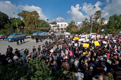 1er décembre 2011 : manifestations et sitin au Bardo en face de l'assemblée nationale. La nuit précedente un petit groupe d'une centaine de personnes comprenant à la fois des militants de Doustourna (pour lutte contre la centralisation des pouvoirs) et des jeunes de Gafsa (rejet du concours de la SPG et lutte contre le chômage) ont installé leurs tentes le long des grilles du parlement. La journée vit le rassemblement de plusieurs milliers de manifestants sur des thèmes et des slogans des plus variés. Défense de la démocratie et de la constitution, défense de l'université et refus du niqab, revendications des communistes du POCT ...