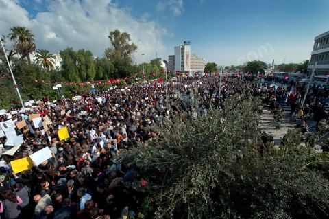 1er décembre 2011 : manifestations et sitin au Bardo en face de l'assemblée nationale. La nuit précedente un petit groupe d'une centaine de personnes comprenant à la fois des militants de Doustourna (pour lutte contre la centralisation des pouvoirs) et des jeunes de Gafsa (rejet du concours de la SPG et lutte contre le chômage) ont installé leurs tentes le long des grilles du parlement. La journée vit le rassemblement de plusieurs milliers de manifestants sur des thèmes et des slogans des plus variés. Défense de la démocratie et de la constitution, défense de l'université et refus du niqab, revendications des communistes du POCT ...