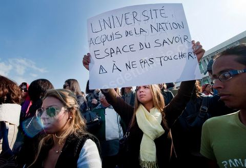 1er décembre 2011 : les étudiants et enseignants des universités sont venus défendre les droits et les libertés face aux événements de la Manouba des derniers jours sur le thème du refus du Niqab à la faculté. manifestations et sitin au Bardo en face de l'assemblée nationale. La nuit précedente un petit groupe d'une centaine de personnes comprenant à la fois des militants de Doustourna (pour lutte contre la centralisation des pouvoirs) et des jeunes de Gafsa (rejet du concours de la SPG et lutte contre le chômage) ont installé leurs tentes le long des grilles du parlement. La journée vit le rassemblement de plusieurs milliers de manifestants sur des thèmes et des slogans des plus variés. Défense de la démocratie et de la constitution, défense de l'université et refus du niqab, revendications des communistes du POCT ...