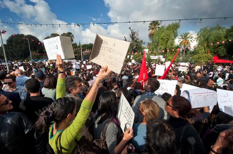1er décembre 2011 : les étudiants et enseignants des universités sont venus défendre les droits et les libertés face aux événements de la Manouba des derniers jours sur le thème du refus du Niqab à la faculté. manifestations et sitin au Bardo en face de l'assemblée nationale. La nuit précedente un petit groupe d'une centaine de personnes comprenant à la fois des militants de Doustourna (pour lutte contre la centralisation des pouvoirs) et des jeunes de Gafsa (rejet du concours de la SPG et lutte contre le chômage) ont installé leurs tentes le long des grilles du parlement. La journée vit le rassemblement de plusieurs milliers de manifestants sur des thèmes et des slogans des plus variés. Défense de la démocratie et de la constitution, défense de l'université et refus du niqab, revendications des communistes du POCT ...