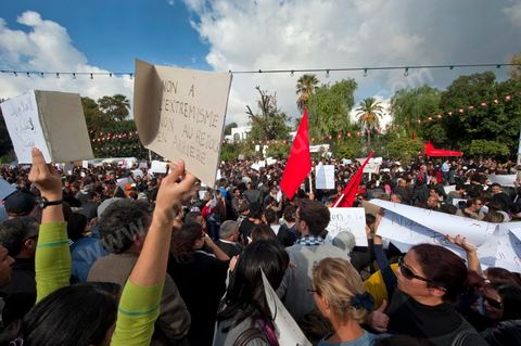 1er décembre 2011 : les étudiants et enseignants des universités sont venus défendre les droits et les libertés face aux événements de la Manouba des derniers jours sur le thème du refus du Niqab à la faculté. manifestations et sitin au Bardo en face de l'assemblée nationale. La nuit précedente un petit groupe d'une centaine de personnes comprenant à la fois des militants de Doustourna (pour lutte contre la centralisation des pouvoirs) et des jeunes de Gafsa (rejet du concours de la SPG et lutte contre le chômage) ont installé leurs tentes le long des grilles du parlement. La journée vit le rassemblement de plusieurs milliers de manifestants sur des thèmes et des slogans des plus variés. Défense de la démocratie et de la constitution, défense de l'université et refus du niqab, revendications des communistes du POCT ...