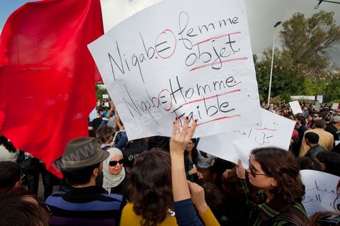 1er décembre 2011 : les étudiants et enseignants des universités sont venus défendre les droits et les libertés face aux événements de la Manouba des derniers jours sur le thème du refus du Niqab à la faculté. manifestations et sitin au Bardo en face de l'assemblée nationale. La nuit précedente un petit groupe d'une centaine de personnes comprenant à la fois des militants de Doustourna (pour lutte contre la centralisation des pouvoirs) et des jeunes de Gafsa (rejet du concours de la SPG et lutte contre le chômage) ont installé leurs tentes le long des grilles du parlement. La journée vit le rassemblement de plusieurs milliers de manifestants sur des thèmes et des slogans des plus variés. Défense de la démocratie et de la constitution, défense de l'université et refus du niqab, revendications des communistes du POCT ...
