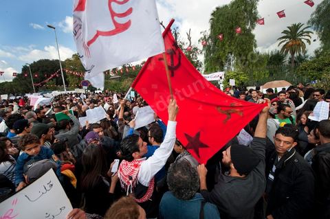 1er décembre 2011 : les étudiants et enseignants des universités sont venus défendre les droits et les libertés face aux événements de la Manouba des derniers jours sur le thème du refus du Niqab à la faculté. manifestations et sitin au Bardo en face de l'assemblée nationale. La nuit précedente un petit groupe d'une centaine de personnes comprenant à la fois des militants de Doustourna (pour lutte contre la centralisation des pouvoirs) et des jeunes de Gafsa (rejet du concours de la SPG et lutte contre le chômage) ont installé leurs tentes le long des grilles du parlement. La journée vit le rassemblement de plusieurs milliers de manifestants sur des thèmes et des slogans des plus variés. Défense de la démocratie et de la constitution, défense de l'université et refus du niqab, revendications des communistes du POCT ...