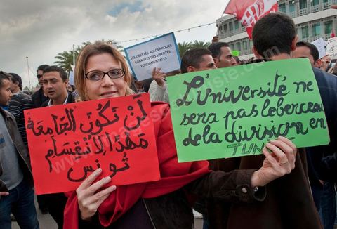 1er décembre 2011 : les étudiants et enseignants des universités sont venus défendre les droits et les libertés face aux événements de la Manouba des derniers jours sur le thème du refus du Niqab à la faculté. manifestations et sitin au Bardo en face de l'assemblée nationale. La nuit précedente un petit groupe d'une centaine de personnes comprenant à la fois des militants de Doustourna (pour lutte contre la centralisation des pouvoirs) et des jeunes de Gafsa (rejet du concours de la SPG et lutte contre le chômage) ont installé leurs tentes le long des grilles du parlement. La journée vit le rassemblement de plusieurs milliers de manifestants sur des thèmes et des slogans des plus variés. Défense de la démocratie et de la constitution, défense de l'université et refus du niqab, revendications des communistes du POCT ...