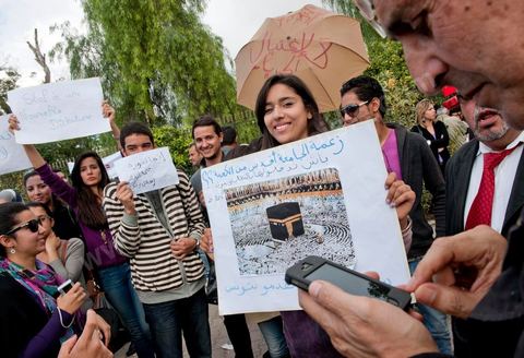1er décembre 2011 : les étudiants et enseignants des universités sont venus défendre les droits et les libertés face aux événements de la Manouba des derniers jours sur le thème du refus du Niqab à la faculté. manifestations et sitin au Bardo en face de l'assemblée nationale. La nuit précedente un petit groupe d'une centaine de personnes comprenant à la fois des militants de Doustourna (pour lutte contre la centralisation des pouvoirs) et des jeunes de Gafsa (rejet du concours de la SPG et lutte contre le chômage) ont installé leurs tentes le long des grilles du parlement. La journée vit le rassemblement de plusieurs milliers de manifestants sur des thèmes et des slogans des plus variés. Défense de la démocratie et de la constitution, défense de l'université et refus du niqab, revendications des communistes du POCT ...