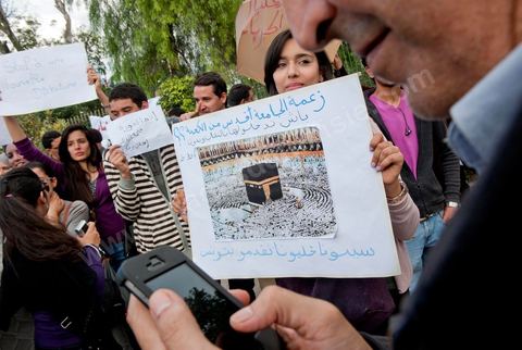 1er décembre 2011 : les étudiants et enseignants des universités sont venus défendre les droits et les libertés face aux événements de la Manouba des derniers jours sur le thème du refus du Niqab à la faculté. manifestations et sitin au Bardo en face de l'assemblée nationale. La nuit précedente un petit groupe d'une centaine de personnes comprenant à la fois des militants de Doustourna (pour lutte contre la centralisation des pouvoirs) et des jeunes de Gafsa (rejet du concours de la SPG et lutte contre le chômage) ont installé leurs tentes le long des grilles du parlement. La journée vit le rassemblement de plusieurs milliers de manifestants sur des thèmes et des slogans des plus variés. Défense de la démocratie et de la constitution, défense de l'université et refus du niqab, revendications des communistes du POCT ...