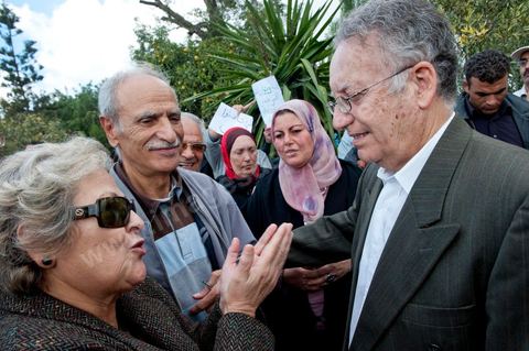 1er décembre 2011 : Yadh Ben Achour vient soutenir les manifestants face aux craintes d'une prise de pouvoir excessive de Ennahdha. manifestations et sitin au Bardo en face de l'assemblée nationale. La nuit précedente un petit groupe d'une centaine de personnes comprenant à la fois des militants de Doustourna (pour lutte contre la centralisation des pouvoirs) et des jeunes de Gafsa (rejet du concours de la SPG et lutte contre le chômage) ont installé leurs tentes le long des grilles du parlement. La journée vit le rassemblement de plusieurs milliers de manifestants sur des thèmes et des slogans des plus variés. Défense de la démocratie et de la constitution, défense de l'université et refus du niqab, revendications des communistes du POCT ...