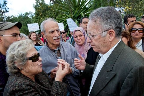 1er décembre 2011 : Yadh Ben Achour vient soutenir les manifestants face aux craintes d'une prise de pouvoir excessive de Ennahdha. manifestations et sitin au Bardo en face de l'assemblée nationale. La nuit précedente un petit groupe d'une centaine de personnes comprenant à la fois des militants de Doustourna (pour lutte contre la centralisation des pouvoirs) et des jeunes de Gafsa (rejet du concours de la SPG et lutte contre le chômage) ont installé leurs tentes le long des grilles du parlement. La journée vit le rassemblement de plusieurs milliers de manifestants sur des thèmes et des slogans des plus variés. Défense de la démocratie et de la constitution, défense de l'université et refus du niqab, revendications des communistes du POCT ...