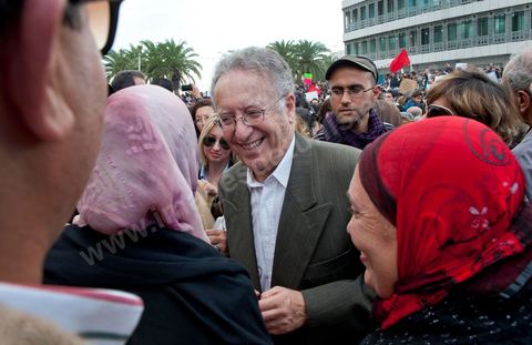 1er décembre 2011 : Yadh Ben Achour vient soutenir les manifestants face aux craintes d'une prise de pouvoir excessive de Ennahdha. manifestations et sitin au Bardo en face de l'assemblée nationale. La nuit précedente un petit groupe d'une centaine de personnes comprenant à la fois des militants de Doustourna (pour lutte contre la centralisation des pouvoirs) et des jeunes de Gafsa (rejet du concours de la SPG et lutte contre le chômage) ont installé leurs tentes le long des grilles du parlement. La journée vit le rassemblement de plusieurs milliers de manifestants sur des thèmes et des slogans des plus variés. Défense de la démocratie et de la constitution, défense de l'université et refus du niqab, revendications des communistes du POCT ...