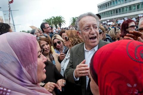 1er décembre 2011 : Yadh Ben Achour vient soutenir les manifestants face aux craintes d'une prise de pouvoir excessive de Ennahdha. manifestations et sitin au Bardo en face de l'assemblée nationale. La nuit précedente un petit groupe d'une centaine de personnes comprenant à la fois des militants de Doustourna (pour lutte contre la centralisation des pouvoirs) et des jeunes de Gafsa (rejet du concours de la SPG et lutte contre le chômage) ont installé leurs tentes le long des grilles du parlement. La journée vit le rassemblement de plusieurs milliers de manifestants sur des thèmes et des slogans des plus variés. Défense de la démocratie et de la constitution, défense de l'université et refus du niqab, revendications des communistes du POCT ...