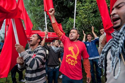 1er décembre 2011 : les militants du POCT chantent l'Internationale en arabe et l'hymne national tunisien après avoir planté leur tente près du sitin. manifestations et sitin au Bardo en face de l'assemblée nationale. La nuit précedente un petit groupe d'une centaine de personnes comprenant à la fois des militants de Doustourna (pour lutte contre la centralisation des pouvoirs) et des jeunes de Gafsa (rejet du concours de la SPG et lutte contre le chômage) ont installé leurs tentes le long des grilles du parlement. La journée vit le rassemblement de plusieurs milliers de manifestants sur des thèmes et des slogans des plus variés. Défense de la démocratie et de la constitution, défense de l'université et refus du niqab, revendications des communistes du POCT ...