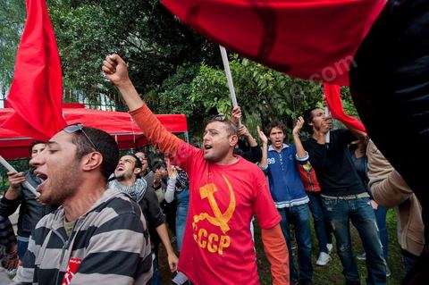 1er décembre 2011 : les militants du POCT chantent l'Internationale en arabe et l'hymne national tunisien après avoir planté leur tente près du sitin. manifestations et sitin au Bardo en face de l'assemblée nationale. La nuit précedente un petit groupe d'une centaine de personnes comprenant à la fois des militants de Doustourna (pour lutte contre la centralisation des pouvoirs) et des jeunes de Gafsa (rejet du concours de la SPG et lutte contre le chômage) ont installé leurs tentes le long des grilles du parlement. La journée vit le rassemblement de plusieurs milliers de manifestants sur des thèmes et des slogans des plus variés. Défense de la démocratie et de la constitution, défense de l'université et refus du niqab, revendications des communistes du POCT ...