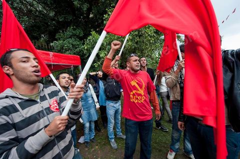 1er décembre 2011 : les militants du POCT chantent l'Internationale en arabe et l'hymne national tunisien après avoir planté leur tente près du sitin. manifestations et sitin au Bardo en face de l'assemblée nationale. La nuit précedente un petit groupe d'une centaine de personnes comprenant à la fois des militants de Doustourna (pour lutte contre la centralisation des pouvoirs) et des jeunes de Gafsa (rejet du concours de la SPG et lutte contre le chômage) ont installé leurs tentes le long des grilles du parlement. La journée vit le rassemblement de plusieurs milliers de manifestants sur des thèmes et des slogans des plus variés. Défense de la démocratie et de la constitution, défense de l'université et refus du niqab, revendications des communistes du POCT ...