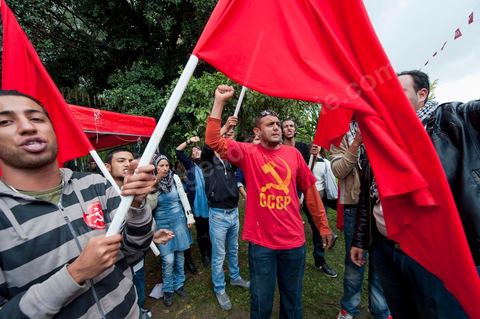 1er décembre 2011 : les militants du POCT chantent l'Internationale en arabe et l'hymne national tunisien après avoir planté leur tente près du sitin. manifestations et sitin au Bardo en face de l'assemblée nationale. La nuit précedente un petit groupe d'une centaine de personnes comprenant à la fois des militants de Doustourna (pour lutte contre la centralisation des pouvoirs) et des jeunes de Gafsa (rejet du concours de la SPG et lutte contre le chômage) ont installé leurs tentes le long des grilles du parlement. La journée vit le rassemblement de plusieurs milliers de manifestants sur des thèmes et des slogans des plus variés. Défense de la démocratie et de la constitution, défense de l'université et refus du niqab, revendications des communistes du POCT ...