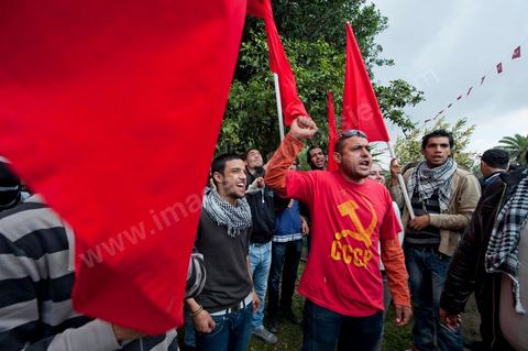 1er décembre 2011 : les militants du POCT chantent l'Internationale en arabe et l'hymne national tunisien après avoir planté leur tente près du sitin. manifestations et sitin au Bardo en face de l'assemblée nationale. La nuit précedente un petit groupe d'une centaine de personnes comprenant à la fois des militants de Doustourna (pour lutte contre la centralisation des pouvoirs) et des jeunes de Gafsa (rejet du concours de la SPG et lutte contre le chômage) ont installé leurs tentes le long des grilles du parlement. La journée vit le rassemblement de plusieurs milliers de manifestants sur des thèmes et des slogans des plus variés. Défense de la démocratie et de la constitution, défense de l'université et refus du niqab, revendications des communistes du POCT ...