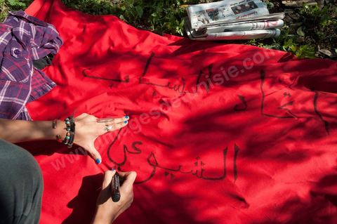 1er décembre 2011 : les militants du POCT chantent l'Internationale en arabe et l'hymne national tunisien après avoir planté leur tente près du sitin. manifestations et sitin au Bardo en face de l'assemblée nationale. La nuit précedente un petit groupe d'une centaine de personnes comprenant à la fois des militants de Doustourna (pour lutte contre la centralisation des pouvoirs) et des jeunes de Gafsa (rejet du concours de la SPG et lutte contre le chômage) ont installé leurs tentes le long des grilles du parlement. La journée vit le rassemblement de plusieurs milliers de manifestants sur des thèmes et des slogans des plus variés. Défense de la démocratie et de la constitution, défense de l'université et refus du niqab, revendications des communistes du POCT ...