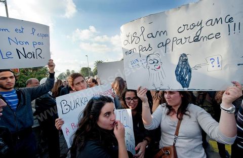 1er décembre 2011 : les étudiants et enseignants des universités sont venus défendre les droits et les libertés face aux événements de la Manouba des derniers jours sur le thème du refus du Niqab à la faculté. manifestations et sitin au Bardo en face de l'assemblée nationale. La nuit précedente un petit groupe d'une centaine de personnes comprenant à la fois des militants de Doustourna (pour lutte contre la centralisation des pouvoirs) et des jeunes de Gafsa (rejet du concours de la SPG et lutte contre le chômage) ont installé leurs tentes le long des grilles du parlement. La journée vit le rassemblement de plusieurs milliers de manifestants sur des thèmes et des slogans des plus variés. Défense de la démocratie et de la constitution, défense de l'université et refus du niqab, revendications des communistes du POCT ...
