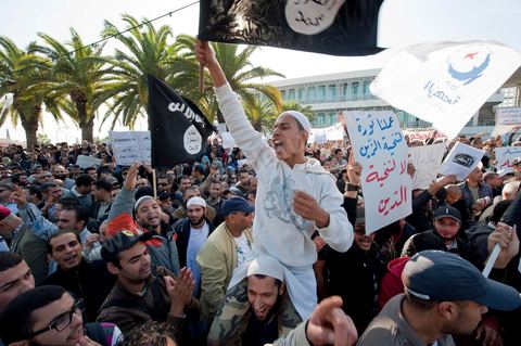3 décembre 2011 : les salafistes brandent leurs drapeaux de Ettahrir, la tendance politique des salafistes, et crient "Tunisie, Etat Islamique" avec le drapeau de Ennahdha au 3ème jour du sitin de Bardo 1. Un nouvel affrontement apparait d'un côté les sitinneurs qui protestent contre les tractations politiques internes de l’Assemblée Constituante et de l'autre côté plus de deux milles militants d'Ennahdha venus soutenir le nouveau pouvoir et encadrer une centaine de salafistes aggressifs. Les affrontemants de la journée furent uniquement verbaux grâce à l'impressionant service de sécurité d'Ennahda qui sut avec la police contenir les salfistes qui la nuit venue aggressèrent les sitinneurs protégés par la police.