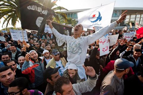 3 décembre 2011 : les salafistes brandent leurs drapeaux de Ettahrir, la tendance politique des salafistes, et crient "Tunisie, Etat Islamique" avec le drapeau de Ennahdha au 3ème jour du sitin de Bardo 1. Un nouvel affrontement apparait d'un côté les sitinneurs qui protestent contre les tractations politiques internes de l’Assemblée Constituante et de l'autre côté plus de deux milles militants d'Ennahdha venus soutenir le nouveau pouvoir et encadrer une centaine de salafistes aggressifs. Les affrontemants de la journée furent uniquement verbaux grâce à l'impressionant service de sécurité d'Ennahda qui sut avec la police contenir les salfistes qui la nuit venue aggressèrent les sitinneurs protégés par la police.