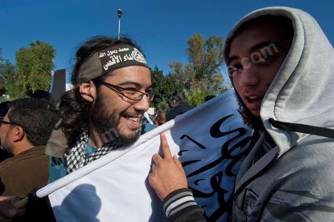 3 décembre 2011 : les salafistes brandent leurs drapeaux de Ettahrir, la tendance politique des salafistes,  et crient "Tunisie, Etat Islamique" au 3ème jour du sitin de Bardo 1. Un nouvel affrontement apparait d'un côté les sitinneurs qui protestent contre les tractations politiques internes de l’Assemblée Constituante et de l'autre côté plus de deux milles militants d'Ennahdha venus soutenir le nouveau pouvoir et encadrer une centaine de salafistes aggressifs. Les affrontemants de la journée furent uniquement verbaux grâce à l'impressionant service de sécurité d'Ennahda qui sut avec la police contenir les salfistes qui la nuit venue aggressèrent les sitinneurs protégés par la police.