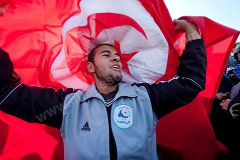 3 décembre 2011 : militant de Ennahdha venu protester et demander aux sitinneurs de dégager au 3ème jour du sitin de Bardo 1. Un nouvel affrontement apparait d'un côté les sitinneurs qui protestent contre les tractations politiques internes de l’Assemblée Constituante et de l'autre côté plus de deux milles militants d'Ennahdha venus soutenir le nouveau pouvoir et encadrer une centaine de salafistes aggressifs. Les affrontemants de la journée furent uniquement verbaux grâce à l'impressionant service de sécurité d'Ennahda qui sut avec la police contenir les salfistes qui la nuit venue aggressèrent les sitinneurs protégés par la police.