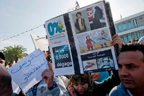 3 décembre 2011 : des militants d'Ennahdha venu pour faire dégager les sitinneurs qui ne "représente que 0,00001 des voix aux elections" au 3ème jour du sitin de Bardo 1. Un nouvel affrontement apparait d'un côté les sitinneurs qui protestent contre les tractations politiques internes de l’Assemblée Constituante et de l'autre côté plus de deux milles militants d'Ennahdha venus soutenir le nouveau pouvoir et encadrer une centaine de salafistes aggressifs. Les affrontemants de la journée furent uniquement verbaux grâce à l'impressionant service de sécurité d'Ennahda qui sut avec la police contenir les salfistes qui la nuit venue aggressèrent les sitinneurs protégés par la police.