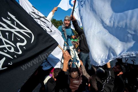 3 décembre 2011 : les salafistes brandent leurs drapeaux de Ettahrir, la tendance politique des salafistes, et crient "Tunisie, Etat Islamique" avec le drapeau de Ennahdha au 3ème jour du sitin de Bardo 1. Un nouvel affrontement apparait d'un côté les sitinneurs qui protestent contre les tractations politiques internes de l’Assemblée Constituante et de l'autre côté plus de deux milles militants d'Ennahdha venus soutenir le nouveau pouvoir et encadrer une centaine de salafistes aggressifs. Les affrontemants de la journée furent uniquement verbaux grâce à l'impressionant service de sécurité d'Ennahda qui sut avec la police contenir les salfistes qui la nuit venue aggressèrent les sitinneurs protégés par la police.