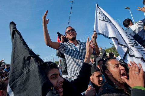 3 décembre 2011 : les salafistes brandent leurs drapeaux de Ettahrir, la tendance politique des salafistes, et crient "Tunisie, Etat Islamique" au 3ème jour du sitin de Bardo 1. Un nouvel affrontement apparait d'un côté les sitinneurs qui protestent contre les tractations politiques internes de l’Assemblée Constituante et de l'autre côté plus de deux milles militants d'Ennahdha venus soutenir le nouveau pouvoir et encadrer une centaine de salafistes aggressifs. Les affrontemants de la journée furent uniquement verbaux grâce à l'impressionant service de sécurité d'Ennahda qui sut avec la police contenir les salfistes qui la nuit venue aggressèrent les sitinneurs protégés par la police.