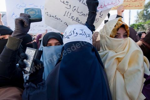 3 décembre 2011 : les femmes en niqab et Coran à la main sont venues protester pour un état islamique et le port du niqab au 3ème jour du sitin de Bardo 1. Un nouvel affrontement apparait d'un côté les sitinneurs qui protestent contre les tractations politiques internes de l’Assemblée Constituante et de l'autre côté plus de deux milles militants d'Ennahdha venus soutenir le nouveau pouvoir et encadrer une centaine de salafistes aggressifs. Les affrontemants de la journée furent uniquement verbaux grâce à l'impressionant service de sécurité d'Ennahda qui sut avec la police contenir les salfistes qui la nuit venue aggressèrent les sitinneurs protégés par la police.
