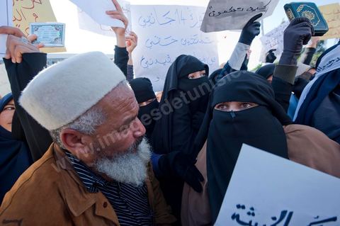 3 décembre 2011 : les femmes en niqab et Coran à la main sont venues protester pour un état islamique et le port du niqab au 3ème jour du sitin de Bardo 1. Un nouvel affrontement apparait d'un côté les sitinneurs qui protestent contre les tractations politiques internes de l’Assemblée Constituante et de l'autre côté plus de deux milles militants d'Ennahdha venus soutenir le nouveau pouvoir et encadrer une centaine de salafistes aggressifs. Les affrontemants de la journée furent uniquement verbaux grâce à l'impressionant service de sécurité d'Ennahda qui sut avec la police contenir les salfistes qui la nuit venue aggressèrent les sitinneurs protégés par la police.