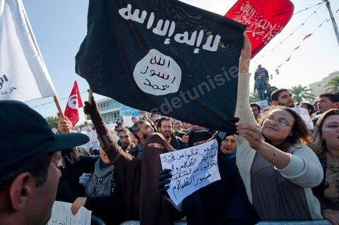 3 décembre 2011 : les femmes en niqab et Coran à la main sont venues protester pour un état islamique et le port du niqab au 3ème jour du sitin de Bardo 1. Un nouvel affrontement apparait d'un côté les sitinneurs qui protestent contre les tractations politiques internes de l’Assemblée Constituante et de l'autre côté plus de deux milles militants d'Ennahdha venus soutenir le nouveau pouvoir et encadrer une centaine de salafistes aggressifs. Les affrontemants de la journée furent uniquement verbaux grâce à l'impressionant service de sécurité d'Ennahda qui sut avec la police contenir les salfistes qui la nuit venue aggressèrent les sitinneurs protégés par la police.