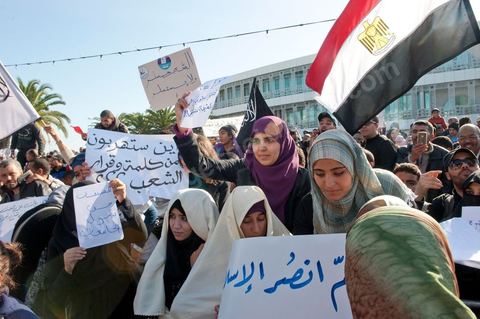 3 décembre 2011 : des femmes en niqab se couvrent du Safsari traditionnel et brandent le drapeau des salafistes de Ettahrir au 3ème jour du sitin de Bardo 1. Un nouvel affrontement apparait d'un côté les sitinneurs qui protestent contre les tractations politiques internes de l’Assemblée Constituante et de l'autre côté plus de deux milles militants d'Ennahdha venus soutenir le nouveau pouvoir et encadrer une centaine de salafistes aggressifs. Les affrontemants de la journée furent uniquement verbaux grâce à l'impressionant service de sécurité d'Ennahda qui sut avec la police contenir les salfistes qui la nuit venue aggressèrent les sitinneurs protégés par la police.