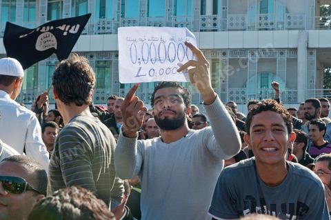 3 décembre 2011 : au 3ème jour du sitin de Bardo 1. Un nouvel affrontement apparait d'un côté les sitinneurs qui protestent contre les tractations politiques internes de l’Assemblée Constituante et de l'autre côté plus de deux milles militants d'Ennahdha venus soutenir le nouveau pouvoir et encadrer une centaine de salafistes aggressifs. Les affrontemants de la journée furent uniquement verbaux grâce à l'impressionant service de sécurité d'Ennahda qui sut avec la police contenir les salfistes qui la nuit venue aggressèrent les sitinneurs protégés par la police.