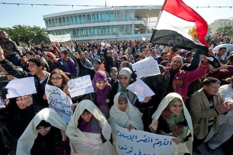 3 décembre 2011 : des femmes en niqab se couvrent du Safsari traditionnel et brandent le drapeau des salafistes de Ettahrir au 3ème jour du sitin de Bardo 1. Un nouvel affrontement apparait d'un côté les sitinneurs qui protestent contre les tractations politiques internes de l’Assemblée Constituante et de l'autre côté plus de deux milles militants d'Ennahdha venus soutenir le nouveau pouvoir et encadrer une centaine de salafistes aggressifs. Les affrontemants de la journée furent uniquement verbaux grâce à l'impressionant service de sécurité d'Ennahda qui sut avec la police contenir les salfistes qui la nuit venue aggressèrent les sitinneurs protégés par la police.