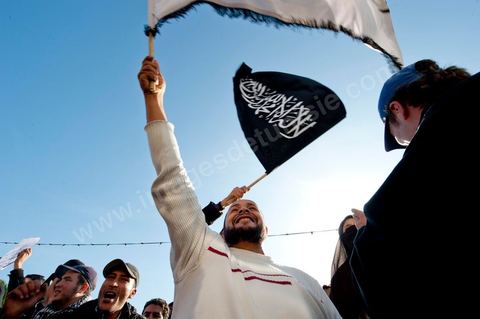 3 décembre 2011 : les salafistes brandent leurs drapeaux de Ettahrir, la tendance politique des salafistes, et crient "Tunisie, Etat Islamique" au 3ème jour du sitin de Bardo 1. Un nouvel affrontement apparait d'un côté les sitinneurs qui protestent contre les tractations politiques internes de l’Assemblée Constituante et de l'autre côté plus de deux milles militants d'Ennahdha venus soutenir le nouveau pouvoir et encadrer une centaine de salafistes aggressifs. Les affrontemants de la journée furent uniquement verbaux grâce à l'impressionant service de sécurité d'Ennahda qui sut avec la police contenir les salfistes qui la nuit venue aggressèrent les sitinneurs protégés par la police.