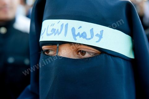 3 décembre 2011 : "Non à l'interdiction du Niqab" au 3ème jour du sitin de Bardo 1. Un nouvel affrontement apparait d'un côté les sitinneurs qui protestent contre les tractations politiques internes de l’Assemblée Constituante et de l'autre côté plus de deux milles militants d'Ennahdha venus soutenir le nouveau pouvoir et encadrer une centaine de salafistes aggressifs. Les affrontemants de la journée furent uniquement verbaux grâce à l'impressionant service de sécurité d'Ennahda qui sut avec la police contenir les salfistes qui la nuit venue aggressèrent les sitinneurs protégés par la police.