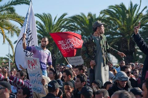 3 décembre 2011 : les salafistes brandent leurs drapeaux de Ettahrir, la tendance politique des salafistes, et crient "Tunisie, Etat Islamique" au 3ème jour du sitin de Bardo 1. Un nouvel affrontement apparait d'un côté les sitinneurs qui protestent contre les tractations politiques internes de l’Assemblée Constituante et de l'autre côté plus de deux milles militants d'Ennahdha venus soutenir le nouveau pouvoir et encadrer une centaine de salafistes aggressifs. Les affrontemants de la journée furent uniquement verbaux grâce à l'impressionant service de sécurité d'Ennahda qui sut avec la police contenir les salfistes qui la nuit venue aggressèrent les sitinneurs protégés par la police.