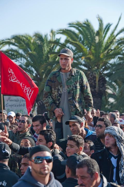 3 décembre 2011 : les salafistes brandent leurs drapeaux de Ettahrir, la tendance politique des salafistes, et crient "Tunisie, Etat Islamique" au 3ème jour du sitin de Bardo 1. Un nouvel affrontement apparait d'un côté les sitinneurs qui protestent contre les tractations politiques internes de l’Assemblée Constituante et de l'autre côté plus de deux milles militants d'Ennahdha venus soutenir le nouveau pouvoir et encadrer une centaine de salafistes aggressifs. Les affrontemants de la journée furent uniquement verbaux grâce à l'impressionant service de sécurité d'Ennahda qui sut avec la police contenir les salfistes qui la nuit venue aggressèrent les sitinneurs protégés par la police.
