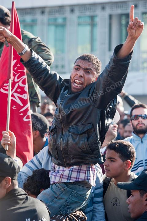 3 décembre 2011 : les salafistes brandent leurs drapeaux de Ettahrir, la tendance politique des salafistes, et crient "Tunisie, Etat Islamique" au 3ème jour du sitin de Bardo 1. Un nouvel affrontement apparait d'un côté les sitinneurs qui protestent contre les tractations politiques internes de l’Assemblée Constituante et de l'autre côté plus de deux milles militants d'Ennahdha venus soutenir le nouveau pouvoir et encadrer une centaine de salafistes aggressifs. Les affrontemants de la journée furent uniquement verbaux grâce à l'impressionant service de sécurité d'Ennahda qui sut avec la police contenir les salfistes qui la nuit venue aggressèrent les sitinneurs protégés par la police.