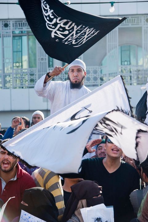 3 décembre 2011 : les salafistes brandent leurs drapeaux de Ettahrir, la tendance politique des salafistes, et crient "Tunisie, Etat Islamique" au 3ème jour du sitin de Bardo 1. Un nouvel affrontement apparait d'un côté les sitinneurs qui protestent contre les tractations politiques internes de l’Assemblée Constituante et de l'autre côté plus de deux milles militants d'Ennahdha venus soutenir le nouveau pouvoir et encadrer une centaine de salafistes aggressifs. Les affrontemants de la journée furent uniquement verbaux grâce à l'impressionant service de sécurité d'Ennahda qui sut avec la police contenir les salfistes qui la nuit venue aggressèrent les sitinneurs protégés par la police.