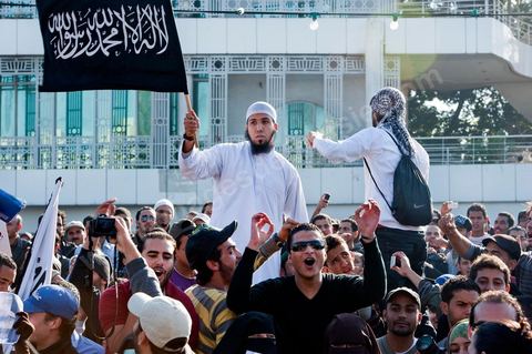 3 décembre 2011 : les salafistes brandent leurs drapeaux de Ettahrir, la tendance politique des salafistes, et crient "Tunisie, Etat Islamique" au 3ème jour du sitin de Bardo 1. Un nouvel affrontement apparait d'un côté les sitinneurs qui protestent contre les tractations politiques internes de l’Assemblée Constituante et de l'autre côté plus de deux milles militants d'Ennahdha venus soutenir le nouveau pouvoir et encadrer une centaine de salafistes aggressifs. Les affrontemants de la journée furent uniquement verbaux grâce à l'impressionant service de sécurité d'Ennahda qui sut avec la police contenir les salfistes qui la nuit venue aggressèrent les sitinneurs protégés par la police.