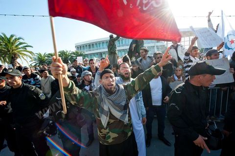 3 décembre 2011 : les salafistes brandent leurs drapeaux de Ettahrir, la tendance politique des salafistes, et crient "Tunisie, Etat Islamique" au 3ème jour du sitin de Bardo 1. Un nouvel affrontement apparait d'un côté les sitinneurs qui protestent contre les tractations politiques internes de l’Assemblée Constituante et de l'autre côté plus de deux milles militants d'Ennahdha venus soutenir le nouveau pouvoir et encadrer une centaine de salafistes aggressifs. Les affrontemants de la journée furent uniquement verbaux grâce à l'impressionant service de sécurité d'Ennahda qui sut avec la police contenir les salfistes qui la nuit venue aggressèrent les sitinneurs protégés par la police.