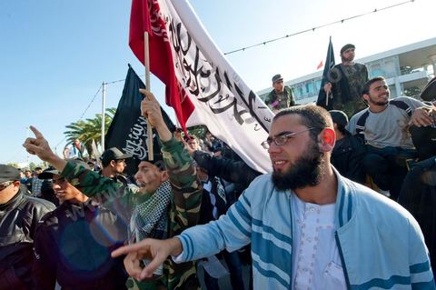3 décembre 2011 : les salafistes brandent leurs drapeaux de Ettahrir, la tendance politique des salafistes, et crient "Tunisie, Etat Islamique" au 3ème jour du sitin de Bardo 1. Un nouvel affrontement apparait d'un côté les sitinneurs qui protestent contre les tractations politiques internes de l’Assemblée Constituante et de l'autre côté plus de deux milles militants d'Ennahdha venus soutenir le nouveau pouvoir et encadrer une centaine de salafistes aggressifs. Les affrontemants de la journée furent uniquement verbaux grâce à l'impressionant service de sécurité d'Ennahda qui sut avec la police contenir les salfistes qui la nuit venue aggressèrent les sitinneurs protégés par la police.