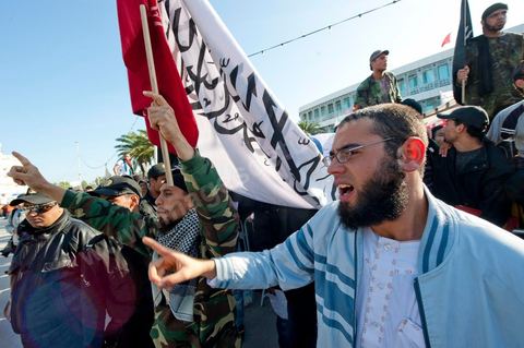 3 décembre 2011 : les salafistes brandent leurs drapeaux de Ettahrir, la tendance politique des salafistes, et crient "Tunisie, Etat Islamique" au 3ème jour du sitin de Bardo 1. Un nouvel affrontement apparait d'un côté les sitinneurs qui protestent contre les tractations politiques internes de l’Assemblée Constituante et de l'autre côté plus de deux milles militants d'Ennahdha venus soutenir le nouveau pouvoir et encadrer une centaine de salafistes aggressifs. Les affrontemants de la journée furent uniquement verbaux grâce à l'impressionant service de sécurité d'Ennahda qui sut avec la police contenir les salfistes qui la nuit venue aggressèrent les sitinneurs protégés par la police.