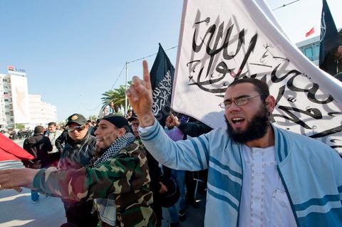 3 décembre 2011 : les salafistes brandent leurs drapeaux de Ettahrir, la tendance politique des salafistes, et crient "Tunisie, Etat Islamique" au 3ème jour du sitin de Bardo 1. Un nouvel affrontement apparait d'un côté les sitinneurs qui protestent contre les tractations politiques internes de l’Assemblée Constituante et de l'autre côté plus de deux milles militants d'Ennahdha venus soutenir le nouveau pouvoir et encadrer une centaine de salafistes aggressifs. Les affrontemants de la journée furent uniquement verbaux grâce à l'impressionant service de sécurité d'Ennahda qui sut avec la police contenir les salfistes qui la nuit venue aggressèrent les sitinneurs protégés par la police.