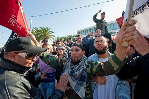 3 décembre 2011 : les salafistes brandent leurs drapeaux de Ettahrir, la tendance politique des salafistes, et crient "Tunisie, Etat Islamique" au 3ème jour du sitin de Bardo 1. Un nouvel affrontement apparait d'un côté les sitinneurs qui protestent contre les tractations politiques internes de l’Assemblée Constituante et de l'autre côté plus de deux milles militants d'Ennahdha venus soutenir le nouveau pouvoir et encadrer une centaine de salafistes aggressifs. Les affrontemants de la journée furent uniquement verbaux grâce à l'impressionant service de sécurité d'Ennahda qui sut avec la police contenir les salfistes qui la nuit venue aggressèrent les sitinneurs protégés par la police.