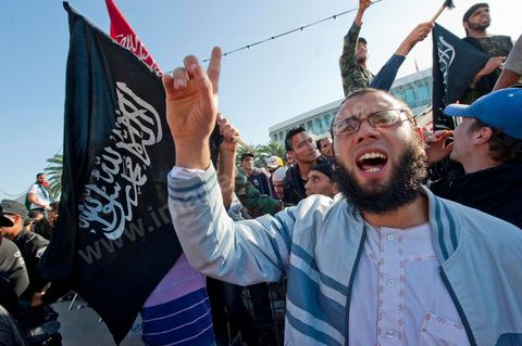 3 décembre 2011 : les salafistes brandent leurs drapeaux de Ettahrir, la tendance politique des salafistes, et crient "Tunisie, Etat Islamique" au 3ème jour du sitin de Bardo 1. Un nouvel affrontement apparait d'un côté les sitinneurs qui protestent contre les tractations politiques internes de l’Assemblée Constituante et de l'autre côté plus de deux milles militants d'Ennahdha venus soutenir le nouveau pouvoir et encadrer une centaine de salafistes aggressifs. Les affrontemants de la journée furent uniquement verbaux grâce à l'impressionant service de sécurité d'Ennahda qui sut avec la police contenir les salfistes qui la nuit venue aggressèrent les sitinneurs protégés par la police.