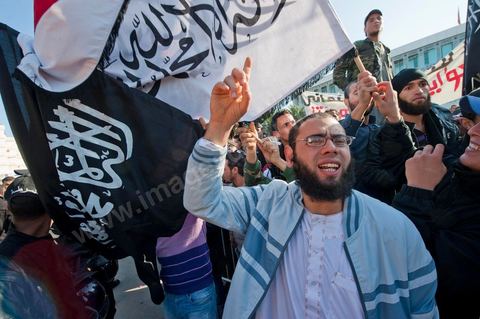 3 décembre 2011 : les salafistes brandent leurs drapeaux de Ettahrir, la tendance politique des salafistes, et crient "Tunisie, Etat Islamique" au 3ème jour du sitin de Bardo 1. Un nouvel affrontement apparait d'un côté les sitinneurs qui protestent contre les tractations politiques internes de l’Assemblée Constituante et de l'autre côté plus de deux milles militants d'Ennahdha venus soutenir le nouveau pouvoir et encadrer une centaine de salafistes aggressifs. Les affrontemants de la journée furent uniquement verbaux grâce à l'impressionant service de sécurité d'Ennahda qui sut avec la police contenir les salfistes qui la nuit venue aggressèrent les sitinneurs protégés par la police.